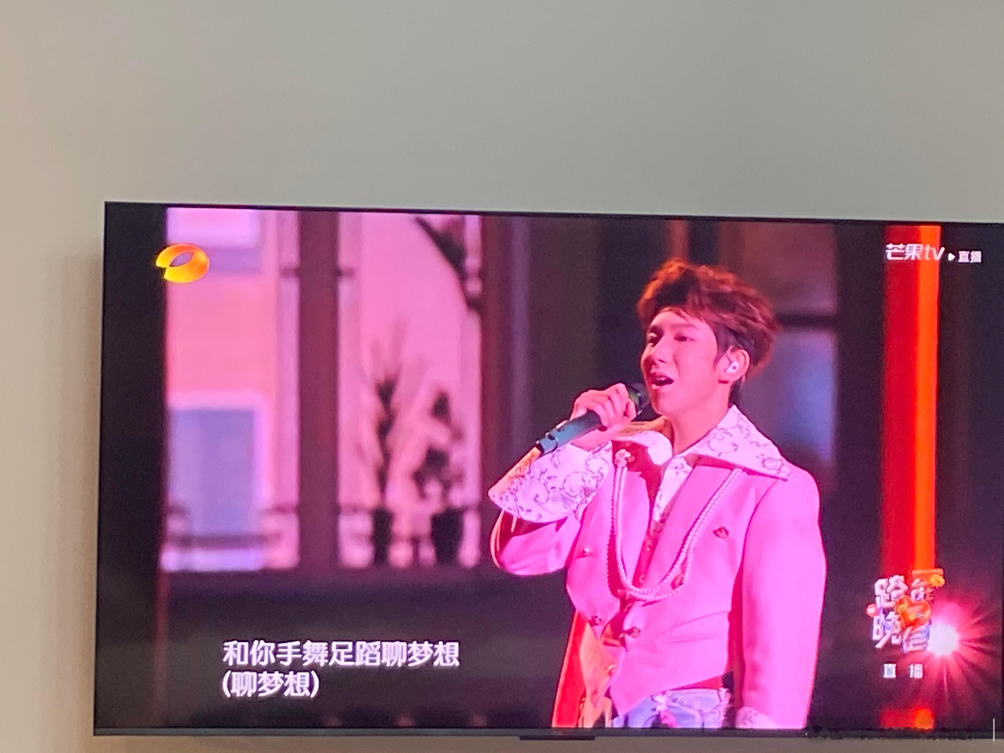 王源 跑调 dbq，但是王源唱歌真的跑调了感觉调一直在跑。。不是专门学音乐么。。