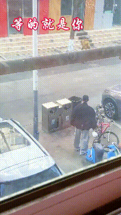 等的就是你！

搁那比划半天，难不成就是要随便送大姨一个礼物？
宁愿用手去摆正脏