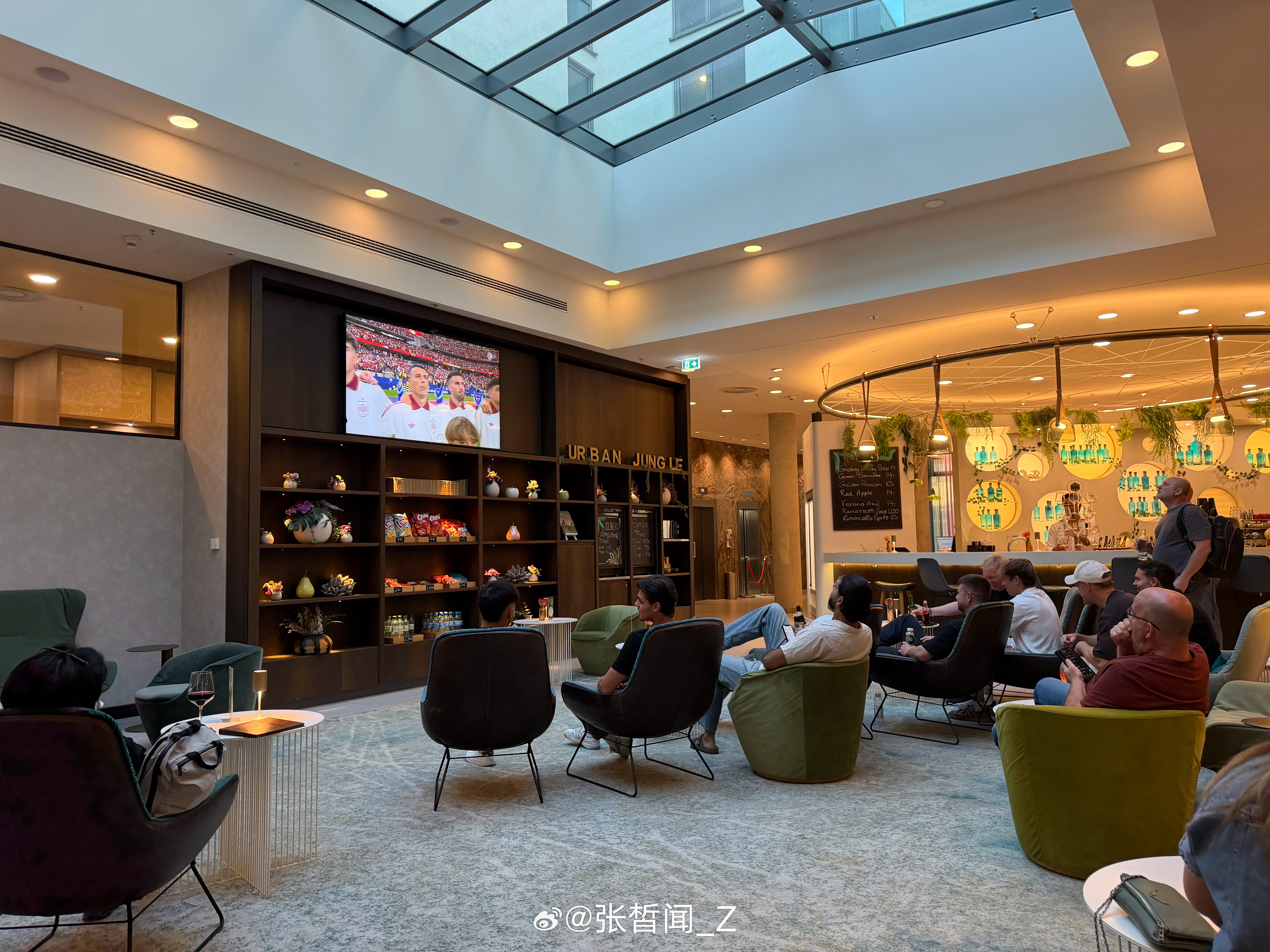 在酒店大堂吧，跟一群欧洲人，一块看看西葡大战~ 德国·法兰克福