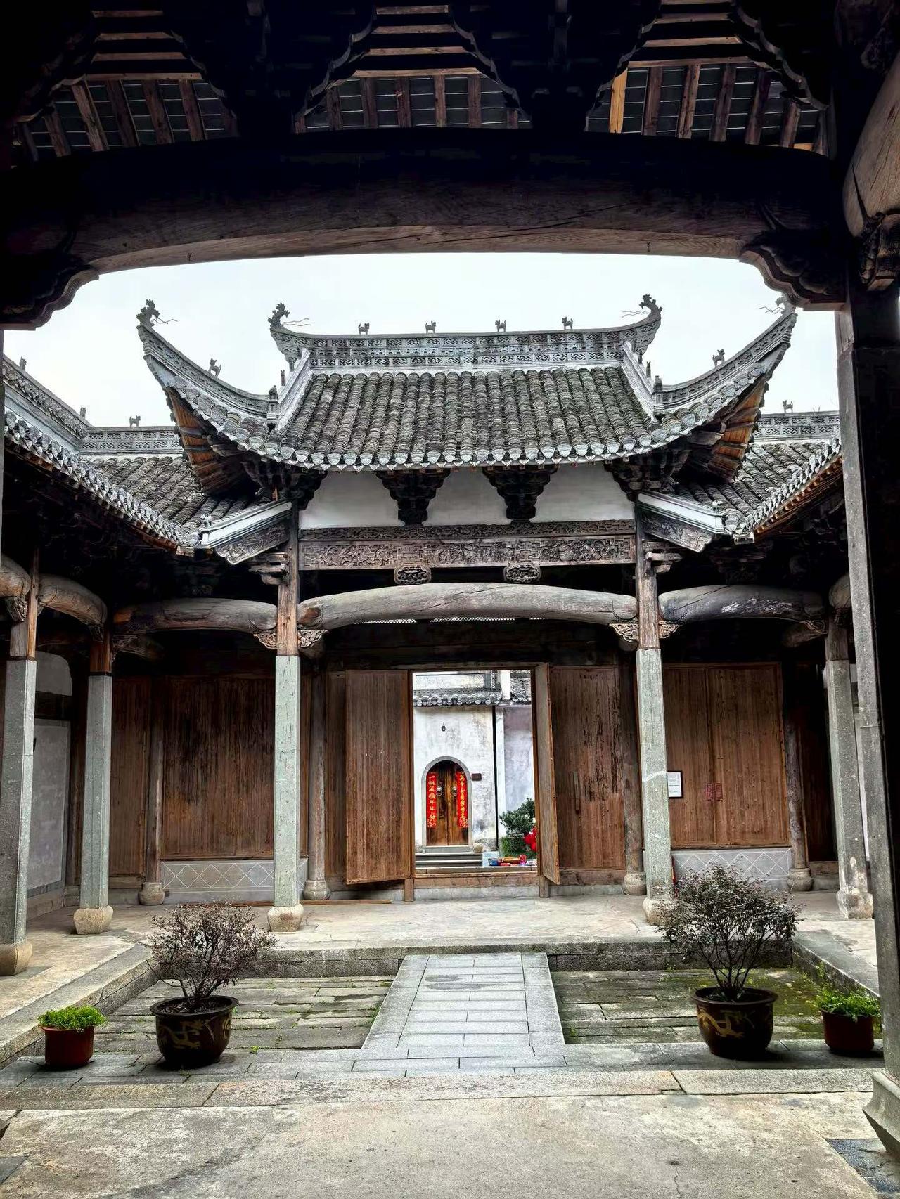 走进仁里村，像是跌进一张泛黄的徽州旧梦，鸡鸣狗吠，饮烟缭绕，一派田园牧好风光。