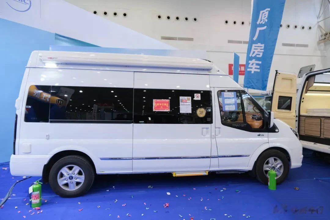 江旅犀牛座B100房车,采用福特全顺新世代 Pro 长轴高顶客车底盘.车辆尺寸：