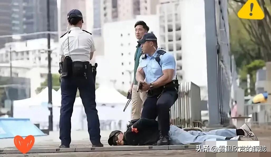 胆大包天！就在今天上午10点，香港维多利亚港，解放军两艘主力战舰刚刚拔锚起航，一