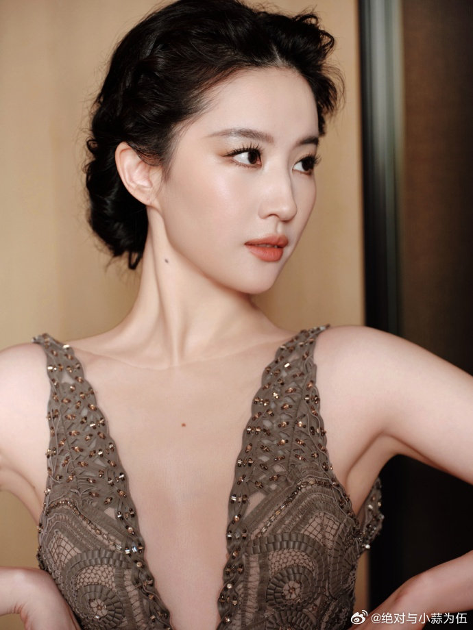 刘亦菲刘亦菲托脸自拍一则刘亦菲自拍毫无技术全是美貌 自拍全靠颜值硬撑说的就是刘亦