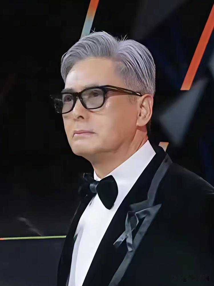 一夜之间，你知道吗？
他居然要把56亿港币全捐给慈善！
我当时看到这新闻都愣