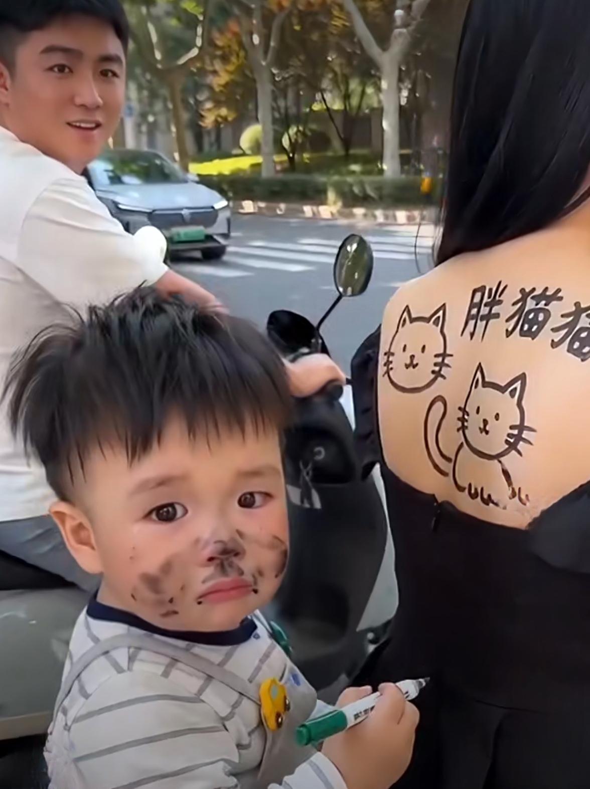 将老妈的背当画板，你小子是个人才！