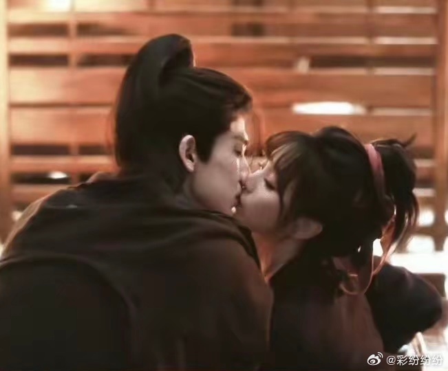 天啊，总算等到了。盼了半个月的“圆房吻”终于来了。《逐玉》第28集的烟花夜，谢征