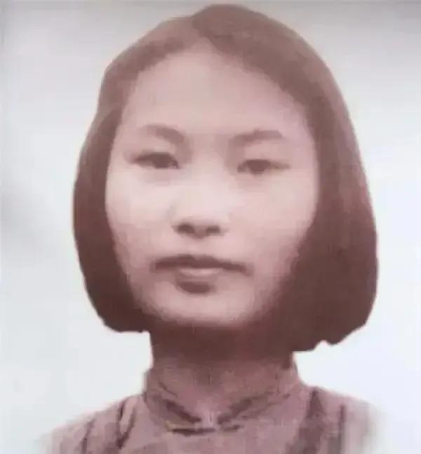 1935年，“双枪女英雄”黄富群被叛徒出卖被俘，敌人严刑逼供她60多天，皮鞭蘸凉