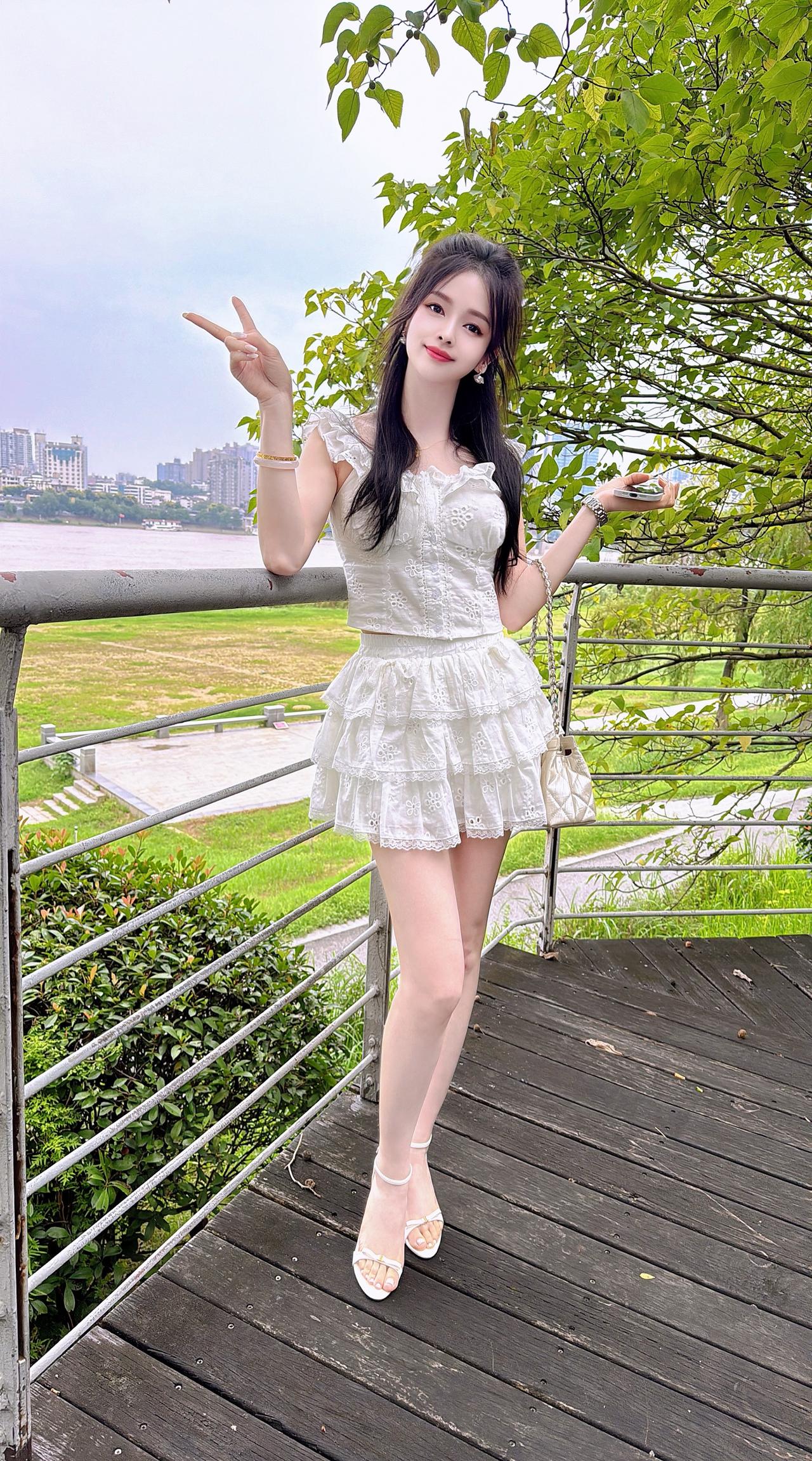 这世上，唯有两样东西不可触摸，一是记忆，二是相思。听说，记忆无花，却永远盛开，相