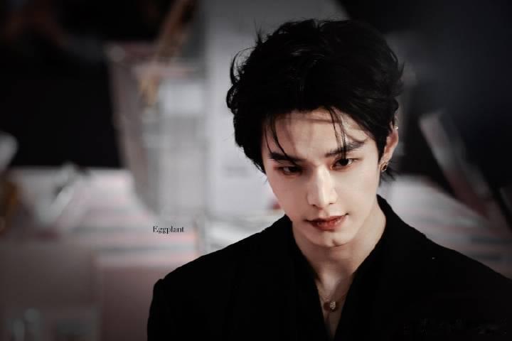 何与 今天又是把人帅到尖叫的一天！与少和YSL适配度完美 何与深V黑西装