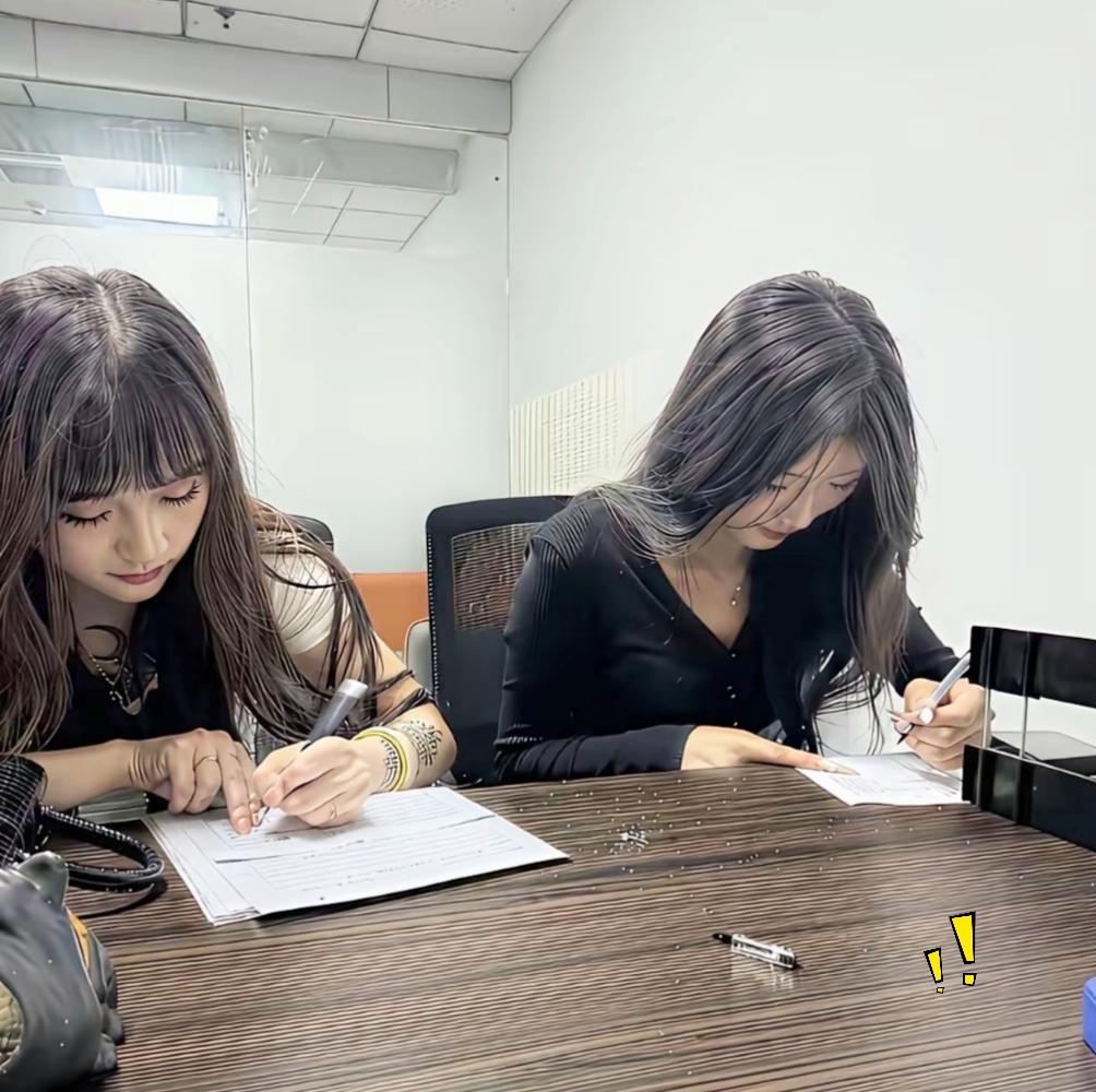 假如自己开公司做老板，要从这两位姑娘里挑选随身的秘书，着实让人难以抉择。
左边的