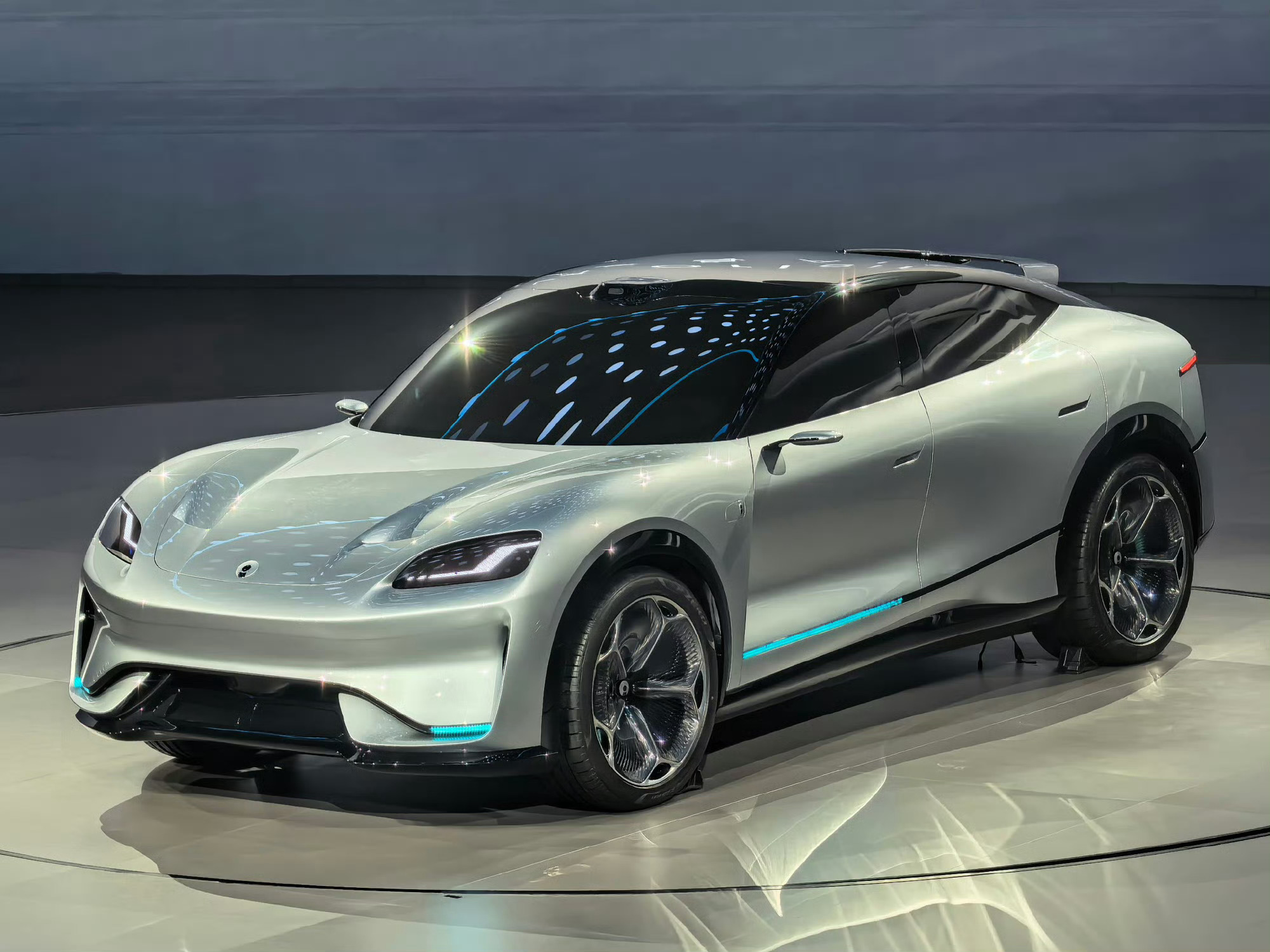 赛豆汽车正脸赛力斯和字节跳动合作推出的新品牌“AIVA”，首款概念车AIVA O