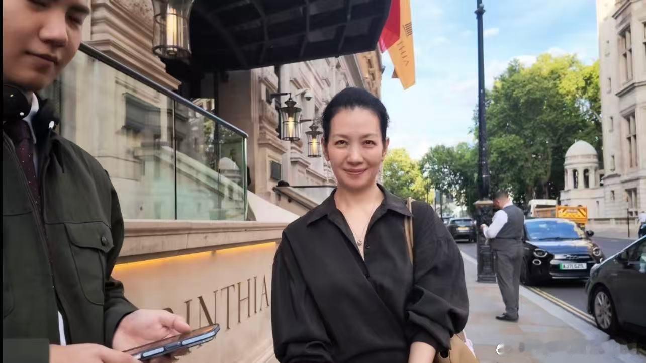 胡军一家去伦敦看女儿演出跨越山海奔赴伦敦，全家到场见证女儿的舞台时刻。九九在海外