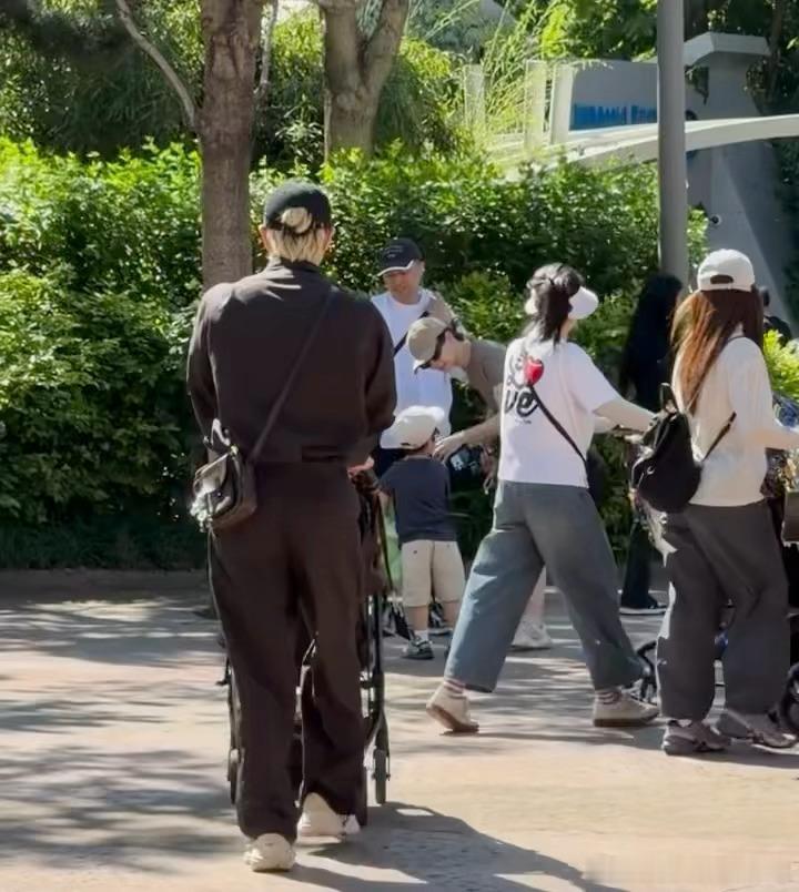 戚薇李承铉儿子都这么大了她们家还是挺平等的，对Lucky的爱也挺多的。二孩家庭父