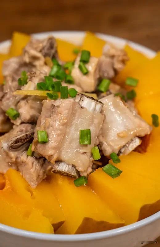 南瓜蒸排骨做法
食材：南瓜、排骨、蒜末、香葱
做法：1️⃣、南瓜去皮洗干净，切块