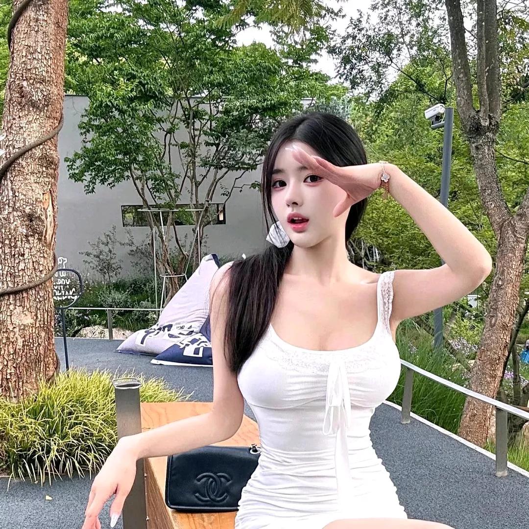 白裙少女，树荫下的优雅时光