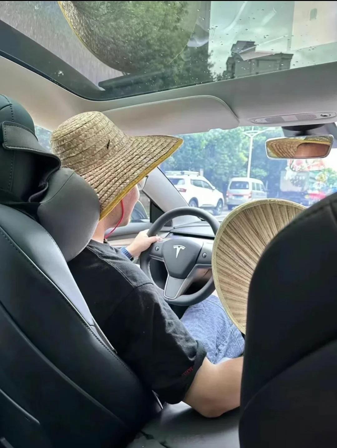 特斯拉出新专利解决天幕防晒 印象中特斯拉车主吐槽天幕暴晒好几年了吧？一到夏天，电