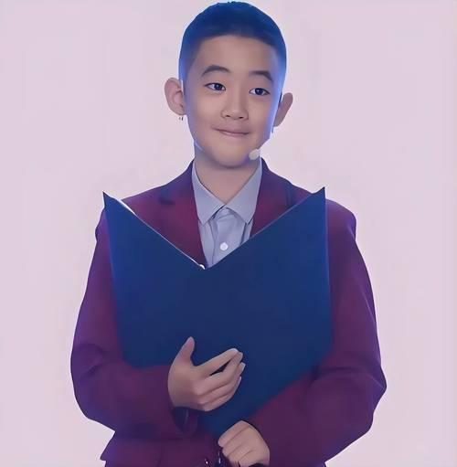 陈小春即将送儿子Jasper赴英国读书，却定下特别要求：出国前必须陈小春儿子颜值