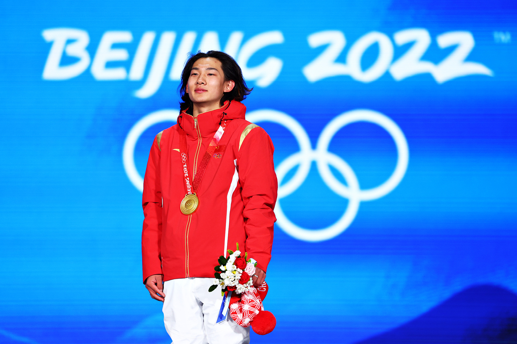 从首钢大跳台的遗憾离开，再到自己三个1980强势冲顶，苏翊鸣回顾这段历程，表示：