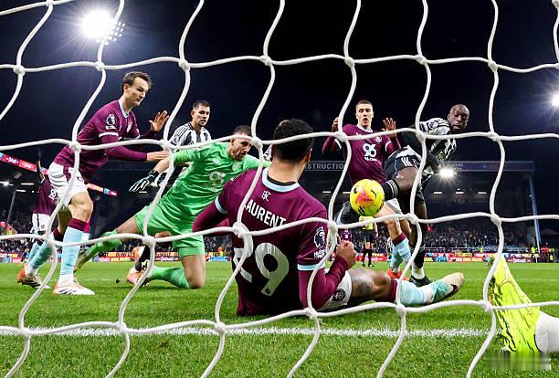 伯恩利1比3纽卡斯尔 比分2-1之后，伯恩利攻势如潮，击中门框，对方后卫沙尔门线