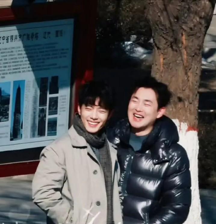 肖战《小城良方》路透，不知道是拍什么情节，笑得挺开心的。
看来这几年要看肖战演偶