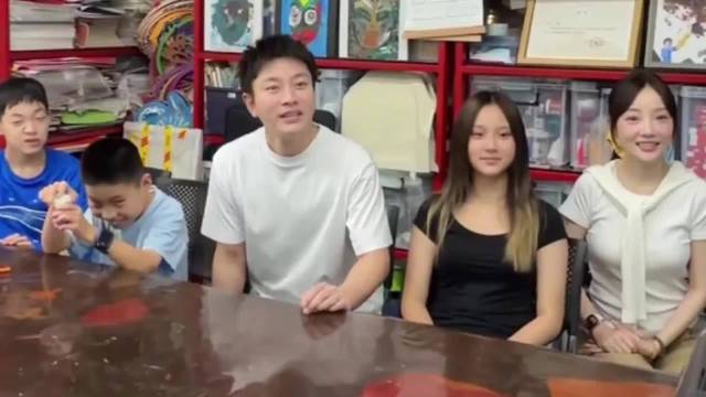 时光匆匆！甜馨迎来14岁生日，全家福勾起无数回忆
10月23日，甜馨迎来自己的十四岁生日，一张温馨的