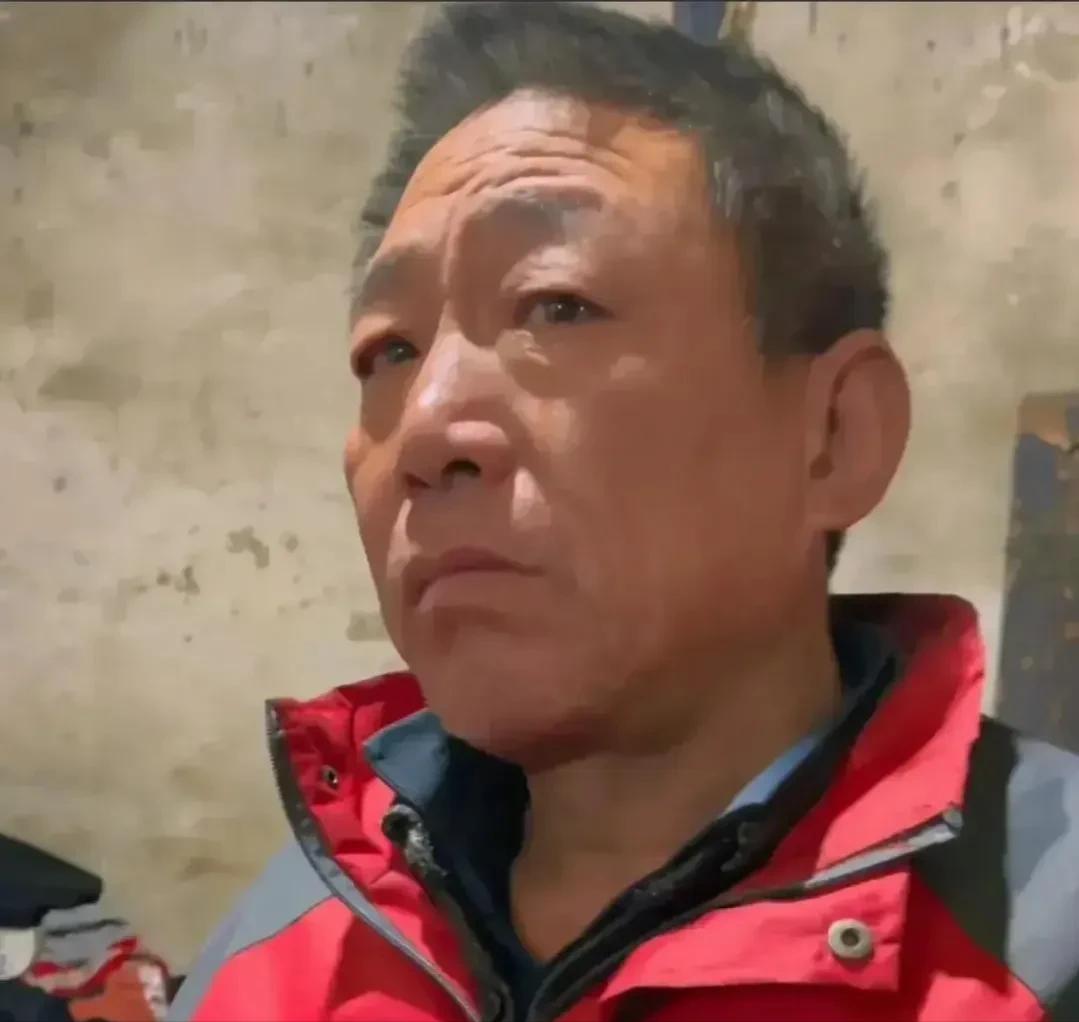 河北1男子被哥哥养大。谁料，哥哥刚结婚生下4个娃，就因意外去世，嫂子受不了苦，偷