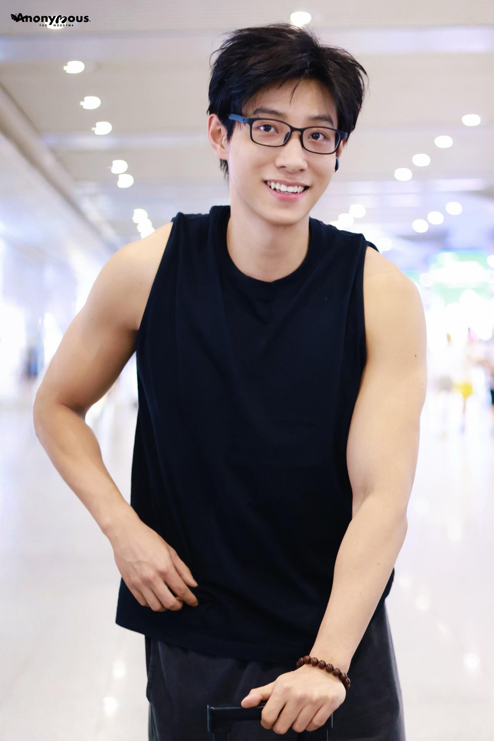 马小宇肌肉身材马小宇霸总气质马小宇肌肉身材，宽肩窄腰的肌肉线条直接拉满！霸总气质