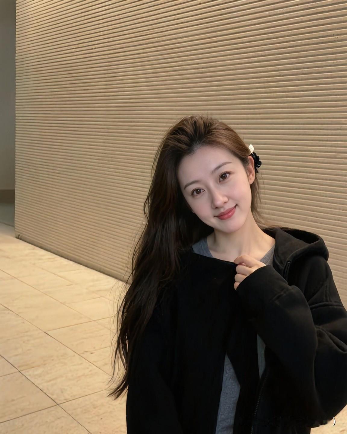 有气质的男人，
往往自带独特魅力。
他们举止从容，
走路带风却不张扬，
说话沉稳