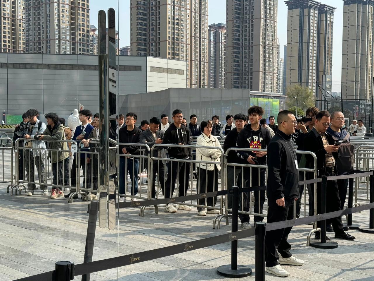 雷军的小米汽车首战告捷！线下小米汽车品鉴会人气爆棚，小米汽车APP抢先曝光，率先