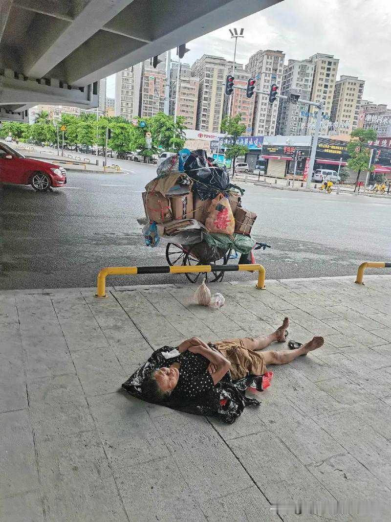 。 
话说这司机要是在美国开货车。。。 ​​​