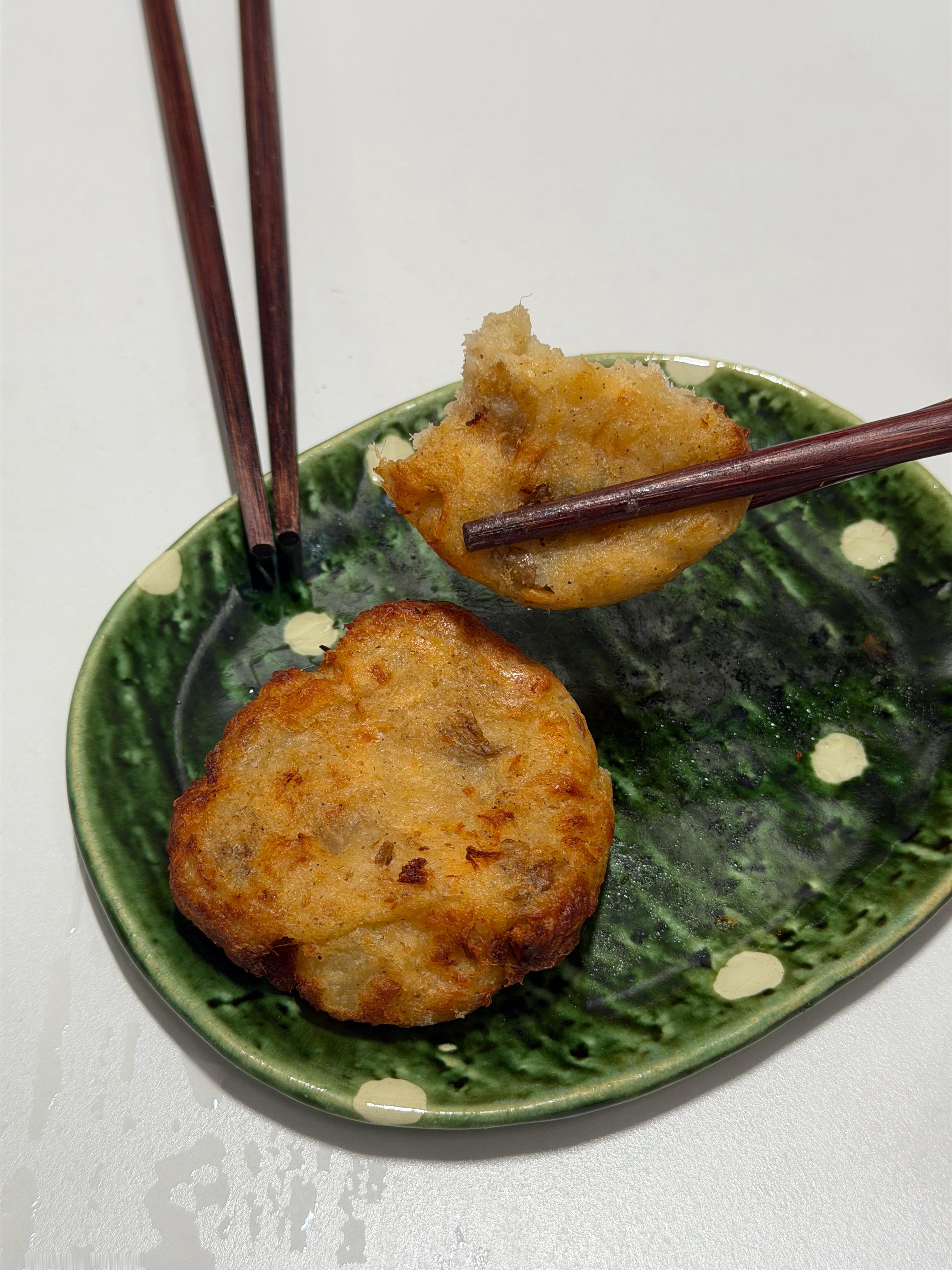 女朋友做的三文鱼土豆面包丁空气炸锅饼！ 