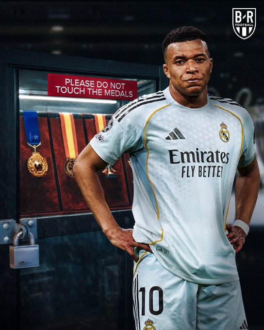 欧冠出局，国王杯出局，西甲落后9分。看来皇家马德里这个赛季注定颗粒无收。 