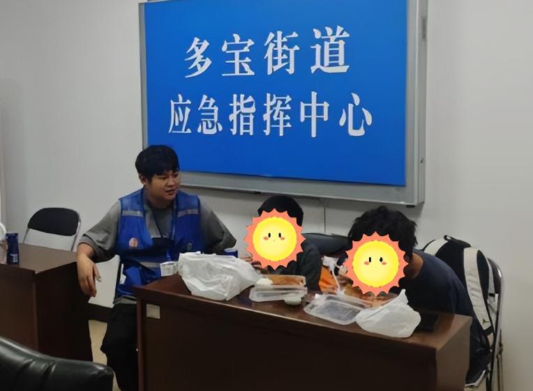 广州荔湾，俩男孩千里迢迢来投奔亲戚过暑假，结果亲戚竟把他俩丢在出租屋跑去深圳打工