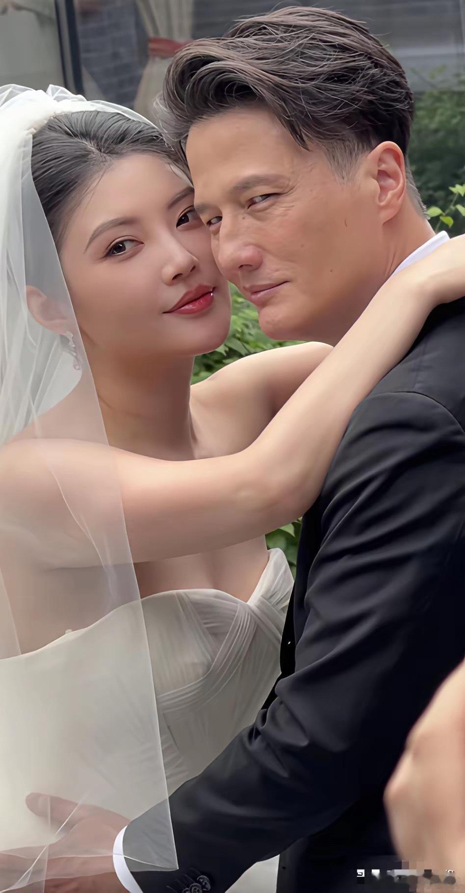 真是明艳动人啊，最近演员徐冬冬和老公尹子维官宣婚礼，公开了婚纱照，身着 Vera