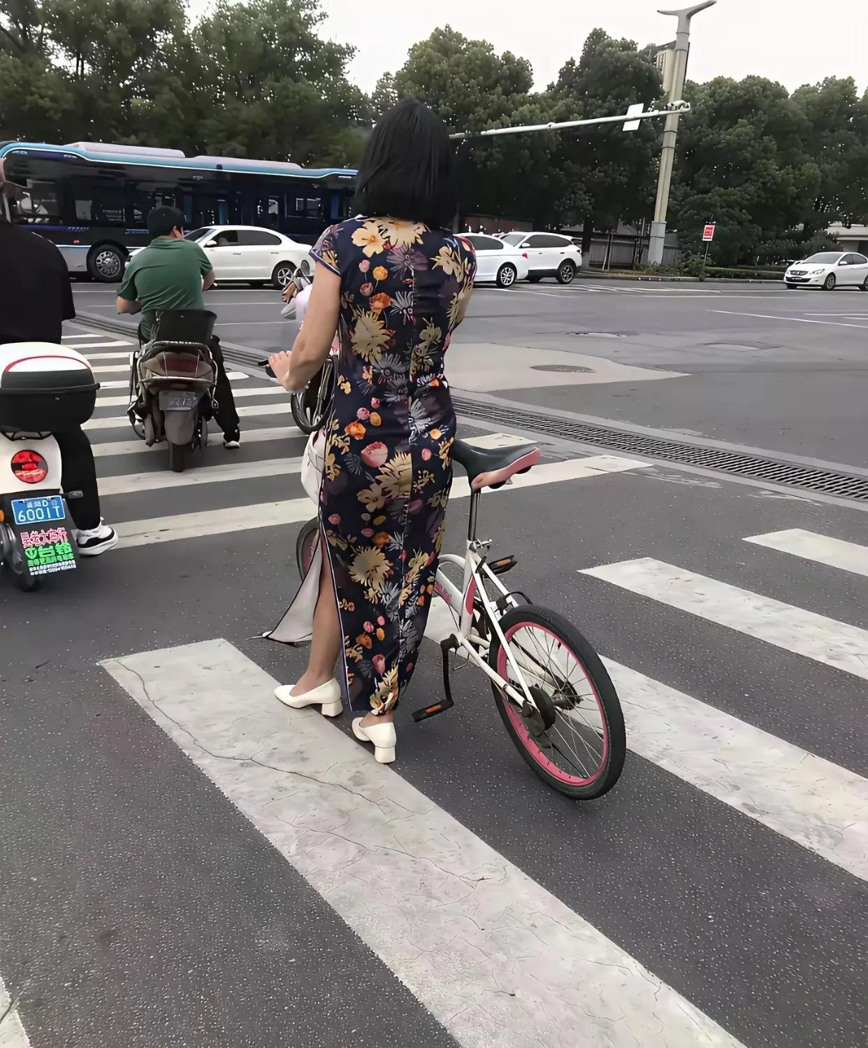 穿旗袍骑自行车，看着好看其实很危险