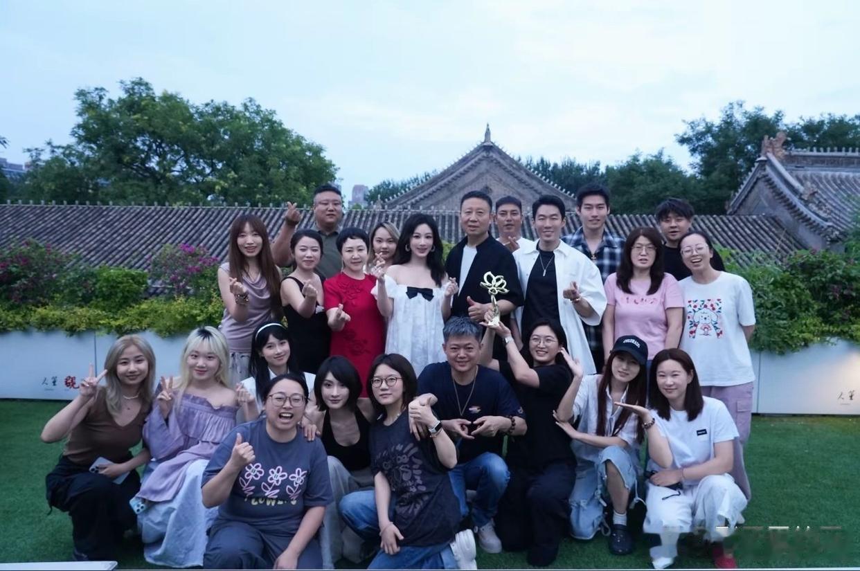 杨紫全家福7月2日一组和爸妈的“全家福” 妈妈穿正红绣花连衣裙，爸爸穿黑短袖叠白