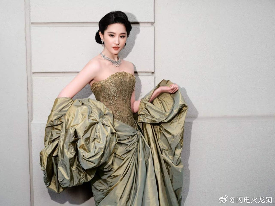 刘亦菲第二套造型来了依旧是盘发+深色高定，宝格丽很喜欢把她打扮成复古名媛，也很符