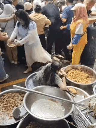 这都什么年代了，难道家里没有吃的东西吗？社区免费发放食物怎么还会有这么多人去挤去
