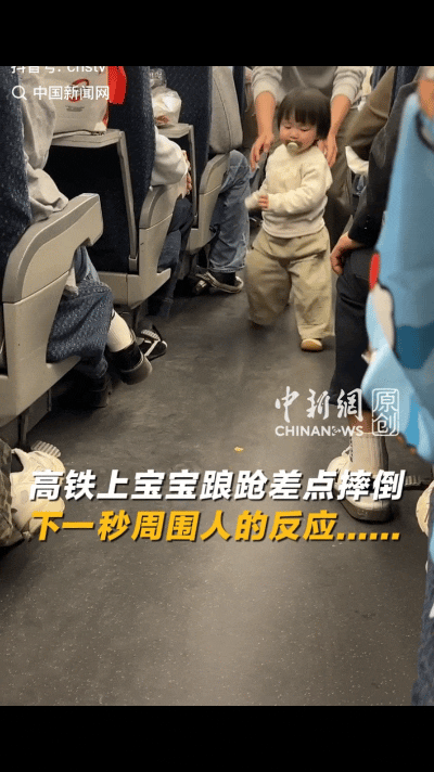 王女士夫妻俩带着1岁的女儿，已坐了1个小时的车了，女儿有点坐不住了，于是女儿就在