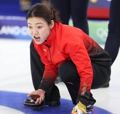 王芮四垒变三垒，依然状态依旧，非常的低迷，失误频频，不仅不能给四垒韩雨扫障布局，