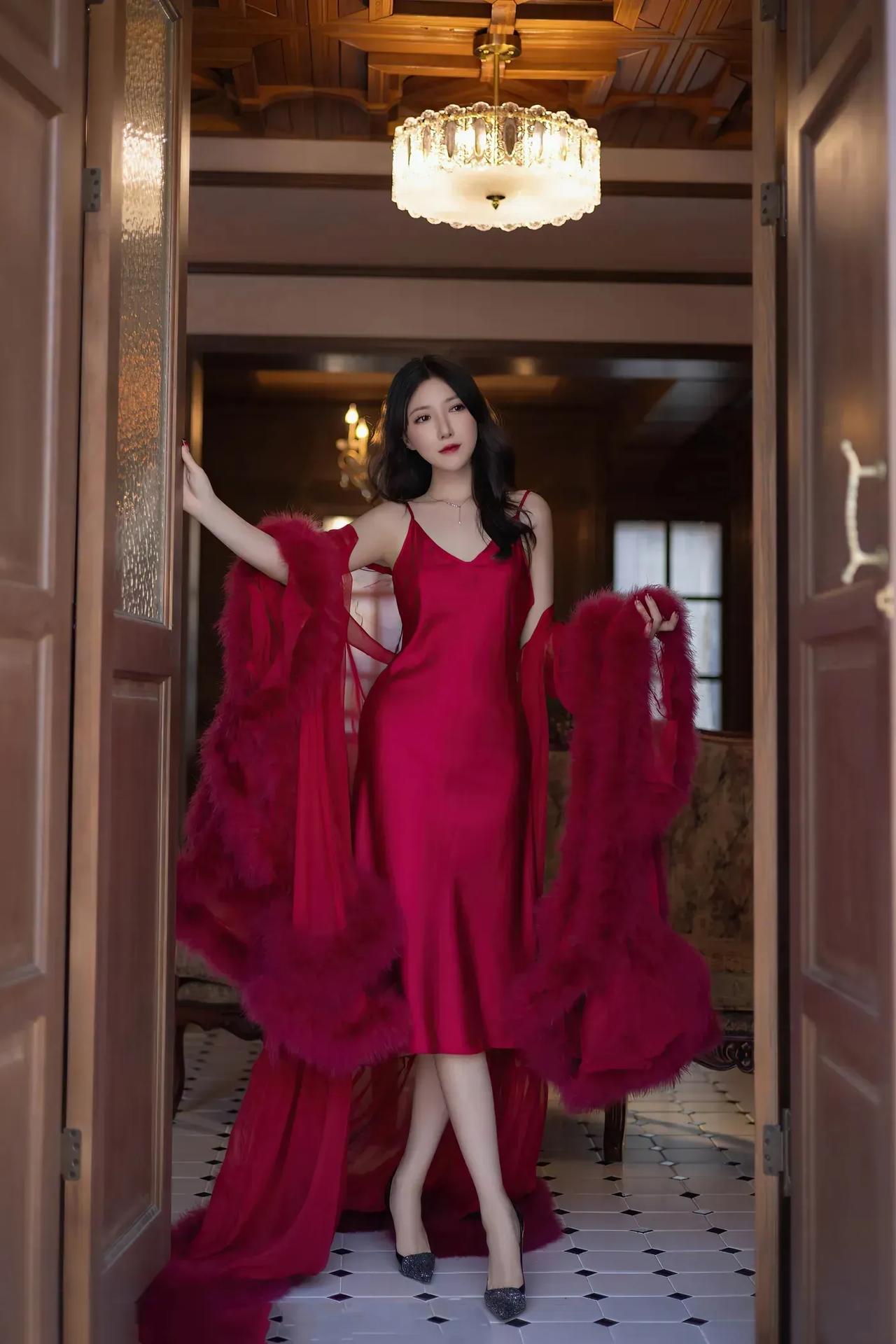 复古优雅，红裙飘飘，尽显风华。美女人像群  穿搭