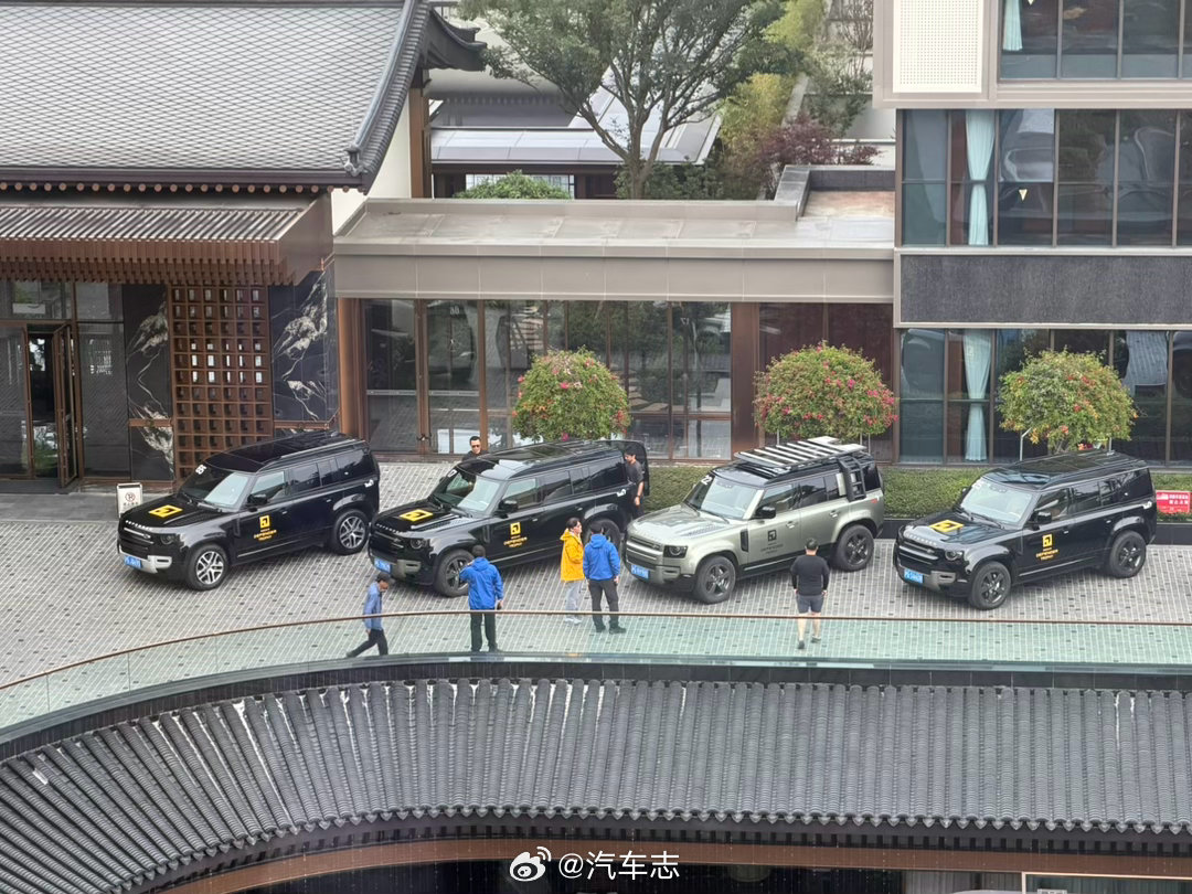 开启路虎卫士杯 挑战这一排卫士太有感觉了，一眼就能看出来100万和200万卫士的