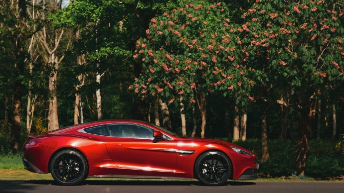 Aston Martin Vanquish，那可是汽车界的颜值担当啊！它的外观线