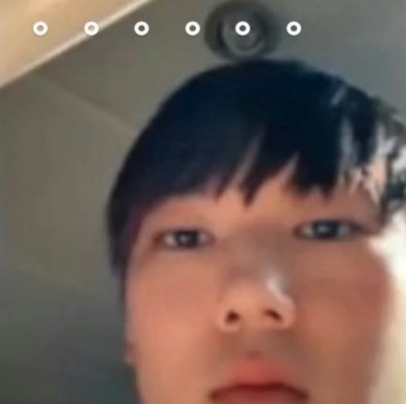 大张伟和刘宇宁，我每年必骂的两个人。一个吵，一个丑。 ​​​
