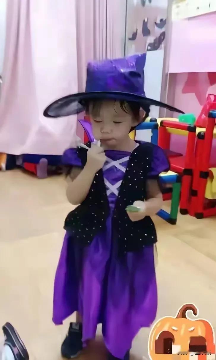 S妈黄春梅，晒小玥儿正面照啦！

这次，S妈发的是外孙女小玥儿小时候的相片。
