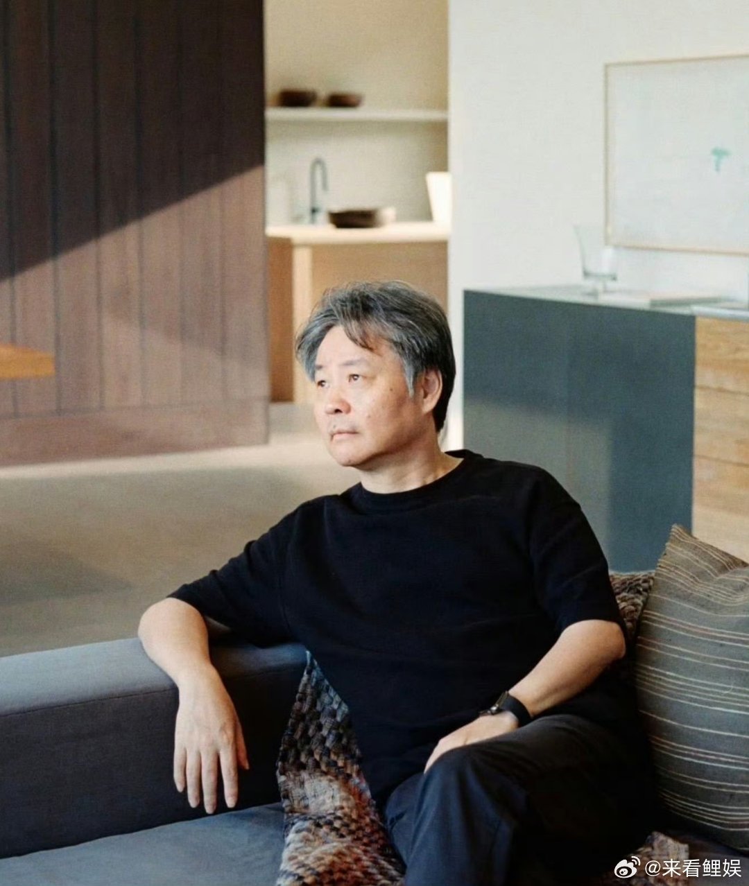 余华老辈子上网主打一个实诚余华化身西湖人气锦鲤，网友扎堆留言许愿，面对高考祝福、