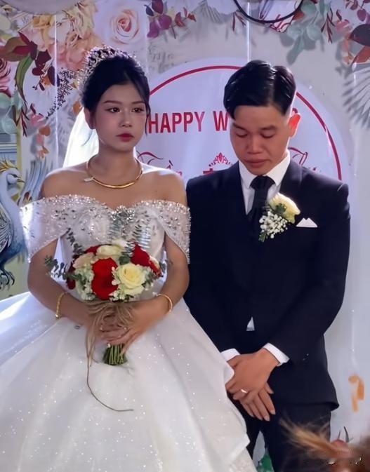 浙江男子在结婚典时有点失态
一脸非常委屈的样子搂着其母亲
一点都不顾及旁边新娘的