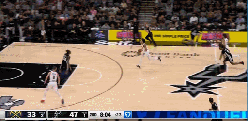 晃了个寂寞
布劳恩既不懂什么叫兵贵神速，也不懂什么叫事不过三。
布劳恩篮下接斯特