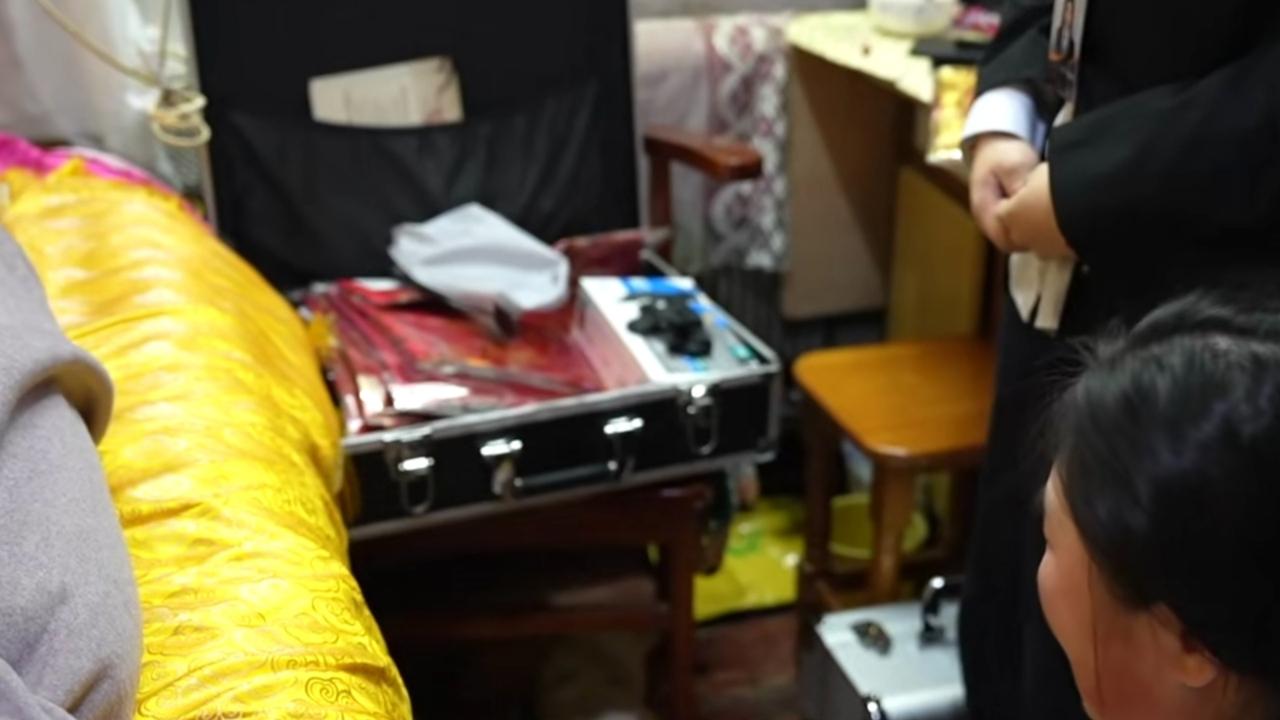 奶奶走的那一刻，我一滴眼泪都没掉。
直到院里挤满帮忙的村里人，我突然绷不住，蹲在