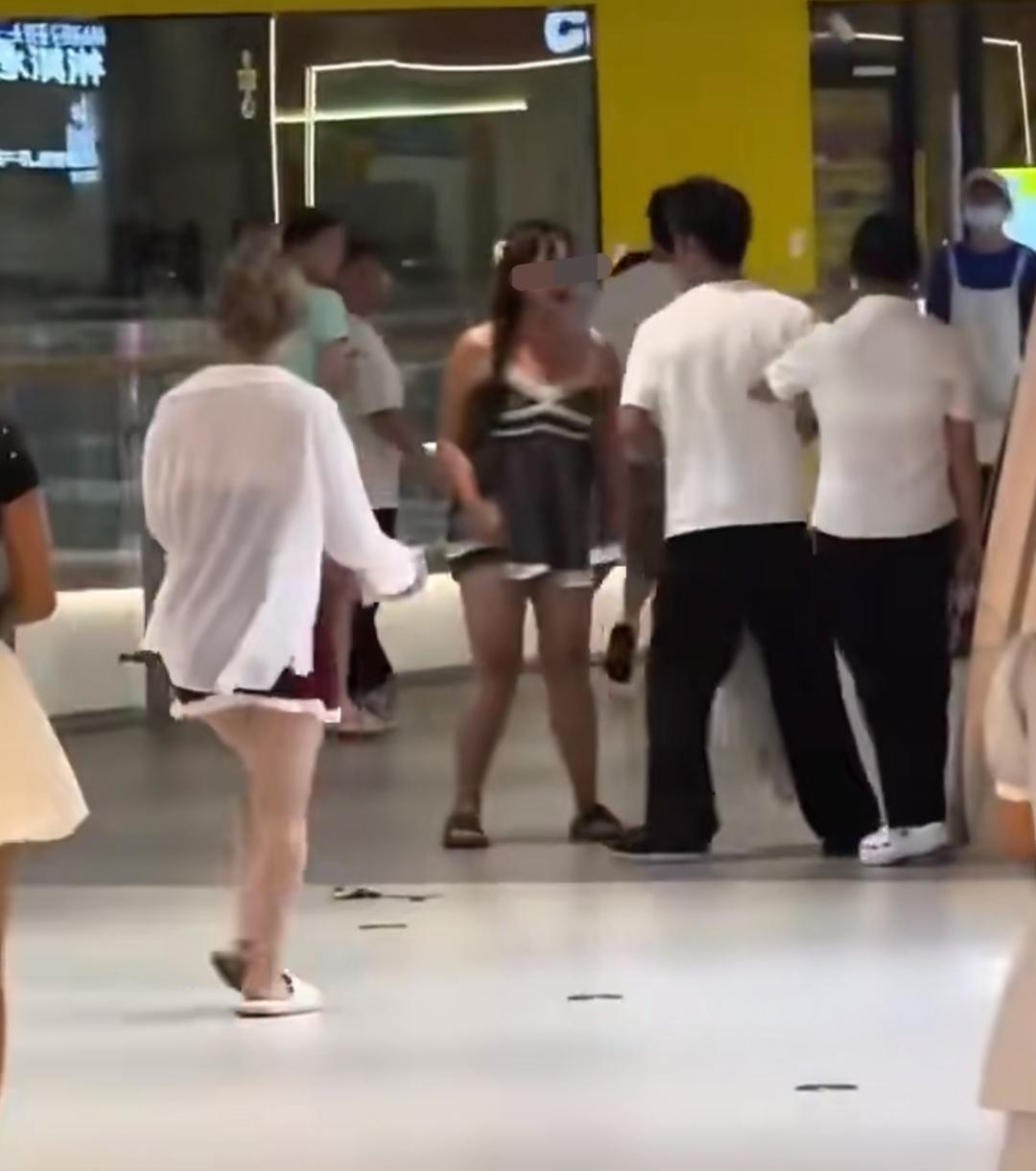 近日，长沙一女子逛商场时带着宠物狗，并未拴绳，吓到了一名男子的女友！

男子没有